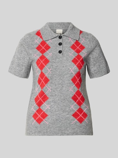 Produktfoto, Slim Fit Poloshirt mit Woll-Anteil Modell 'Dasila' von ICHI, grau mit roten und rosa Rautenmuster, Strick-Optik, kurze Ärmel