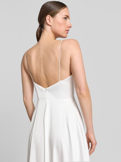 Frauenmodel trägt Abendkleid mit V-Ausschnitt und Spaghettiträgern von Laona, weißer Satin, A-Linie, Maxikleid, Rückansicht, Nahaufnahme Oberkörper.