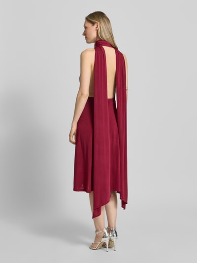 Vrouwenmodel draagt 'Knielanges Cocktailkleid mit tiefem V-Ausschnitt' van Rose Avenue, wijnrood, getailleerde fit, gekruiste bandjes achter, tailleriem, knielengte, ruglengte maat S 44 cm. Volledige lichaamsopname achteraanzicht.