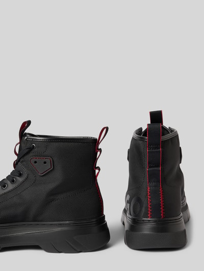 Produktfoto, High Top Sneaker im Wanderschuh-Stil Modell 'URIAN' von HUGO in Schwarz mit Ziernähten, strukturiertem Material und Label Print
