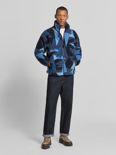 Mannelijk model draagt Fleecejacke im Allover-Look mit Stehkragen van Napapijri, teddyfleece, regular fit, rits, blauwe tinten, volledig lichaam vooraanzicht