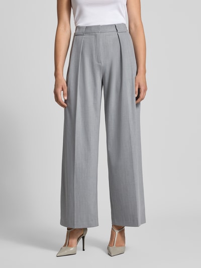 Vrouwenmodel draagt Fließende Anzughose in Mittelgrau Melange van Style Icon Collection, wide leg broek, relaxed fit, Stolpplooi, knoop- en ritssluiting, bandwijdte maat 36: 35 cm, binnenbeenlengte maat 36: 77 cm, voorkant volledige lichaamshot