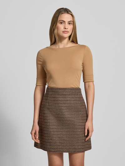 Frauenmodel trägt T-Shirt mit geripptem U-Boot-Ausschnitt Modell 'JUDY' von Lauren Ralph Lauren in Beige, Baumwoll-Elasthan-Mix, Slim Fit, Ganzkörperansicht von vorne.