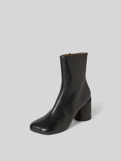 Produktfoto, Stiefelette mit Reißverschluss von MM6 Maison Margiela in Schwarz, abgerundete Form, Ziernaht, Blockabsatz, glatte Sohle