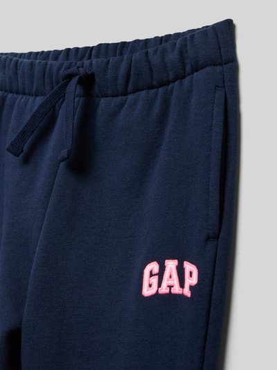 Produktfoto, dunkelblaue Sweatpants mit Logo und elastischem Bund von GAP, Baumwoll-Mix, Regular Fit, Detailaufnahme