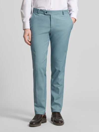 Männermodel trägt Slim Fit Anzug mit 2-Knopf-Sakko von Wilvorst in Hellblau, Baumwoll-Mix, Anzughose mit Bügelfalten, Nahaufnahme Unterkörper.