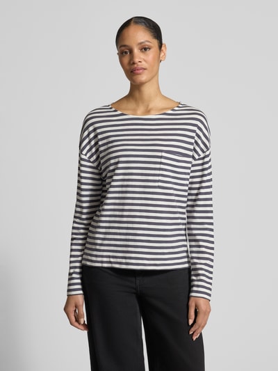 Kobiece model nosi Relaxed Fit Langarmshirt aus reiner Baumwolle od Marc O'Polo, efekt: wzór w paski na całej powierzchni, krój relaxed fit, dekolt w łódkę, długi rękaw, wykończenie: boczne rozcięcia, materiał: bawełna, widok całej sylwetki z przodu