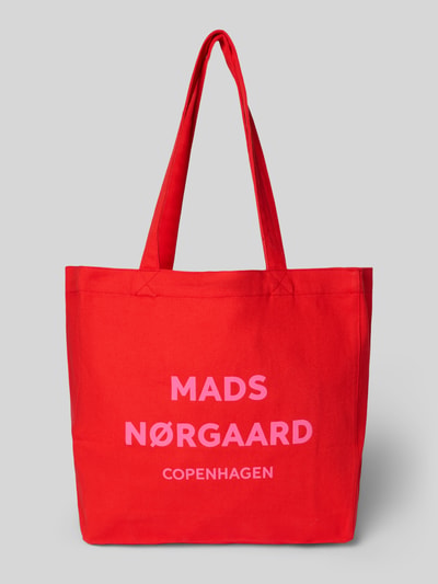 Produktfoto, Shopper aus Baumwolle mit Logo Modell 'Boutique Athene' von MADS NØRGAARD, leuchtend rot, offene Struktur, weiße Schrift, Tragehenkel, Maße 39x32x10 cm, Schulterriemenlänge 61 cm