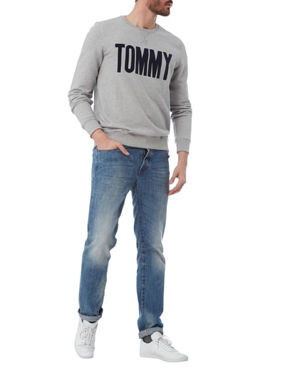 Tommy Jeans Sweatshirt mit Logo-Flockprint  Mittelgrau Melange 1