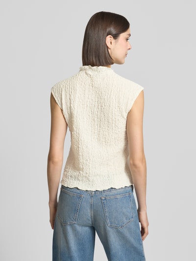 Vrouwenmodel draagt Top met structuurpatroon van Jake*s collectie in ecru, katoenmix met stretch, regular fit, opstaande kraag, ruglengte maat S 53 cm. Ganzkörperansicht Rückansicht.