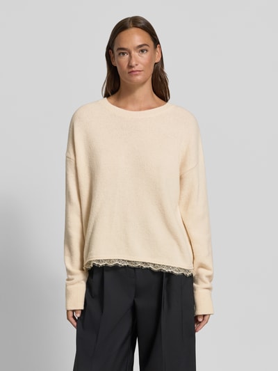 Vrouwenmodel draagt Strickpullover mit Spitze und Rundhalsausschnitt van Milano Italy, beige, relaxed fit, materiaalmix met alpaca, kanten rand, ronde hals, ruglengte 53 cm, mouwlengte 55 cm, vooraanzicht bovenlichaam