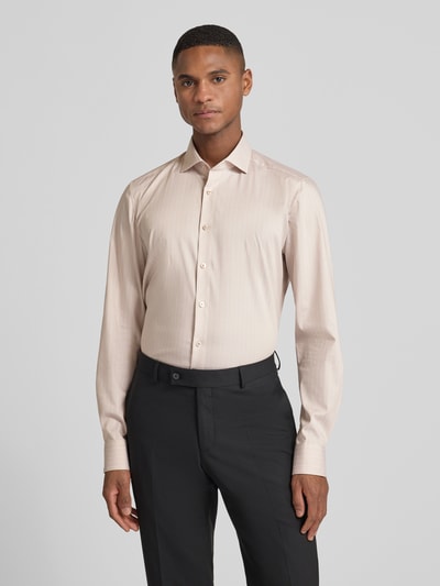 Männermodel trägt Slim Fit Businesshemd aus Baumwoll-Mix mit Kentkragen von OLYMP, helles Beige, glatte Struktur, Ganzkörperansicht von vorne. Langärmeliges Design, durchgehende Knopfleiste, Sportmanschetten, elastischer Stoff, Rückenlänge 81 cm, Schulterbreite 42 cm, Ärmellänge 67 cm, gerade Form.