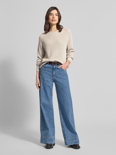 Frauenmodel trägt Regular Fit Strickpullover aus reiner Baumwolle von Marc O'Polo, Optik: Unifarben, Strickstruktur, Ganzkörperansicht von vorne.