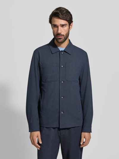 Männermodel trägt Regular Fit Hemdjacke mit Brusttaschen Modell 'Marseille' von Les Deux in Dunkelblau, Material-Mix, Ganzkörperansicht von vorne.