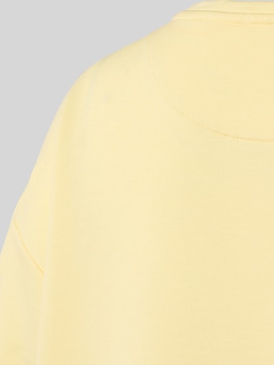 Frauenmodel trägt Relaxed Fit Pyjama-Oberteil mit Rundhalsausschnitt von Christian Berg Woman, Baumwoll-Mix mit Stretch-Anteil, Detailaufnahme Rücken.
