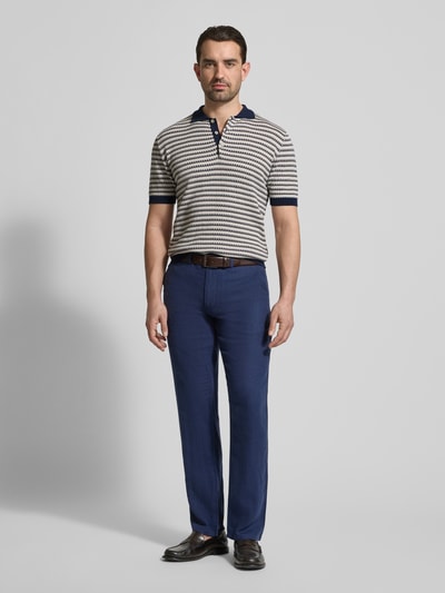 Männermodel trägt Regular Fit Poloshirt im Allover-Look mit Knopfleiste von Manuel Ritz, Reine Baumwolle, Ganzkörperansicht von vorne. Rückenlänge bei Größe M: 69 cm.