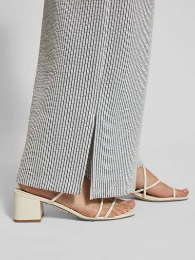 Frauenmodel trägt Wide Leg Hose mit elastischem Bund Modell 'STRIPLO' von Vila aus Baumwoll-Mix mit Stretch-Anteil, Allover-Look, Detailaufnahme der Hosenbeine.