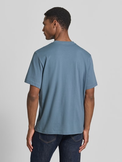 Mannenmodel draagt Regular Fit T-shirt uit puur katoen model 'ASPEN' van SELECTED HOMME, look: effen, motiefprint, ronde hals, korte mouw, jersey, Ganzkörperansicht Rückansicht.
