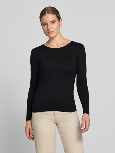 Frauenmodel trägt Longsleeve aus Viskose-Elasthan-Mix Modell 'Liana' von FREE/QUENT, schwarz, Slim Fit, Rundhalsausschnitt, Ganzkörperansicht von vorne.
