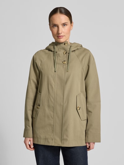 Vrouwenmodel draagt Jacke met verdekte ritssluiting van Fuchs Schmitt in katoenmix, regular fit, klepzakken, capuchon met tunnelkoord, kleur kaki, borstwijdte 54 cm, ruglengte 73 cm, schouderbreedte 37 cm, mouwlengte 66 cm, vooraanzicht van het hele lichaam.