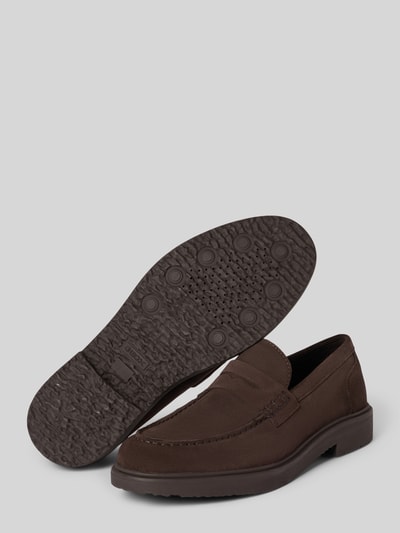 Produktfoto, braune Loafers mit Riegel Modell 'MASSIMIANO' von Geox, strukturierte Sohle, abgerundete Form, Größe 44, texturierte Oberfläche