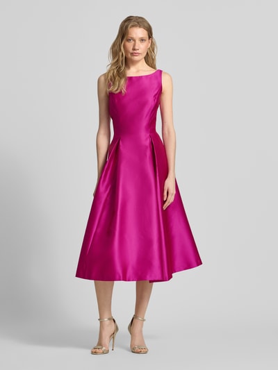 Kobiece modelka nosi Knielanges Cocktailkleid mit Rundhalsausschnitt von Adrianna Papell, satyna, taliowany krój, długość do kolan, okrągły dekolt, długość tyłu w rozmiarze 36: 95 cm, szerokość w rozmiarze 36: 43 cm, intensywny róż, gładka tekstura, całkowity widok z przodu