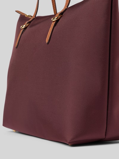 Produktfoto, Tote Bag mit Label-Applikation Modell 'KEATON' von Lauren Ralph Lauren w kolorze bordowym, widoczna faktura materiału, kontekst: damska torba z główną komorą na zamek, uchwyty, wymiary 37x28x13 cm, długość paska 54 cm.