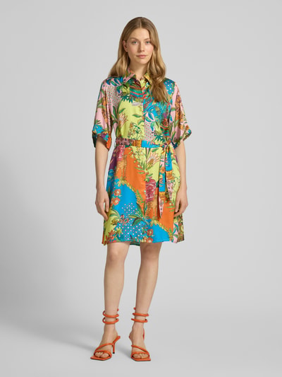 Frauenmodel trägt Knielanges Hemdblusenkleid aus Viskose mit Bindegürtel von Liu Jo White mit farbigem Muster, tailliert, Ganzkörperansicht von vorne.