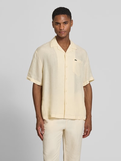 Männermodel trägt Relaxed Fit Leinenhemd mit Resortkragen von Lacoste, Optik: Unifarben, Kurzarm, durchgehende Knopfleiste, Ganzkörperansicht von vorne.