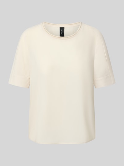 Produktfoto, Blusenshirt mit Rundhalsausschnitt von Marc Cain aus Chiffon in Creme, Regular-Fit, schimmernder Kontraststreifen, Rückenlänge 56 cm, Ärmellänge 29 cm, glatte Textur, schlichte Form auf grauem Hintergrund.