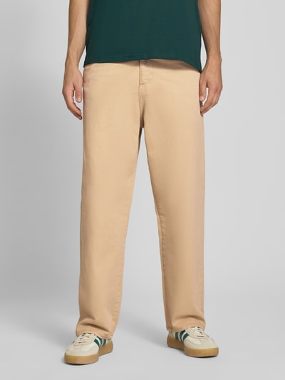 Männermodel trägt Straight Fit Jeans aus reiner Baumwolle Modell 'ALEX ORIGINAL' von JACK & JONES in Beige, Ganzkörperansicht von vorne. Herren Jeans, 5-Pocket-Design, Knopf- und Reißverschluss, Bundweite 43 cm, Innenbeinlänge 73 cm.