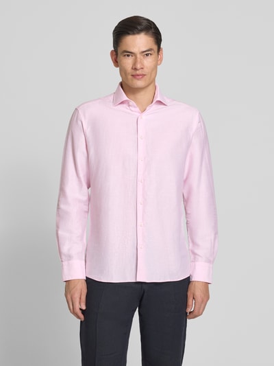 Männermodel trägt Regular Fit Business-Hemd mit Kentkragen von ETERNA in Rosa, Leinen-Baumwoll-Mix, Knopfleiste, Sportmanschetten, Ganzkörperansicht von vorne.
