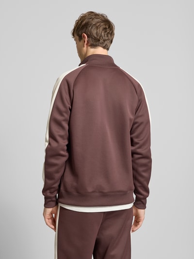 Männermodel trägt Sweatjacke mit Label-Print von PUMA PERFORMANCE in Braun mit Reißverschluss, Baumwoll-Mix, Ganzkörperansicht Rückansicht.