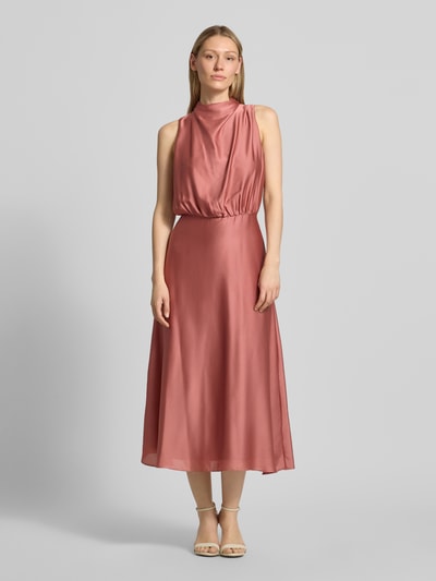 Kobiece modelka nosi sukienkę koktajlową z stójką 'Cocktailkleid mit Stehkragen' od Swing, taliowany krój, sukienka midi, zamek błyskawiczny z tyłu, halka pod sukienkę, długość tyłu w rozmiarze 36: 126 cm, szerokość w rozmiarze 36: 34 cm, satynowa tekstura w odcieniu różowym, całkowity widok z przodu.