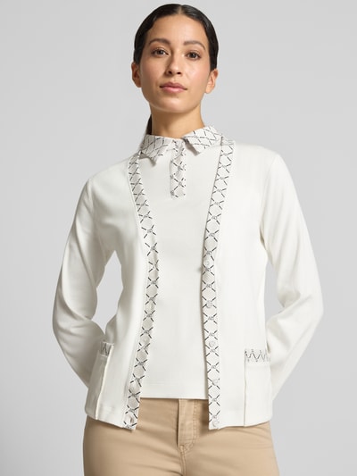 Vrouwenmodel draagt Cardigan met V-hals en knoopsluiting van Marc Cain, mix van katoen en elastaan, regular fit, contrastgarnering met logomotief, ruglengte bij maat 36: 54 cm. Ganzkörperansicht von voren