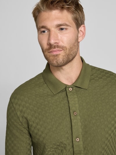 Männermodel trägt Regular Fit Freizeithemd mit Kentkragen von Paul Smith in Olivgrün, Baumwolle mit feiner Struktur, Nahaufnahme Oberkörper. Rückenlänge 72 cm, Schulterbreite 45 cm, Ärmellänge 69 cm.