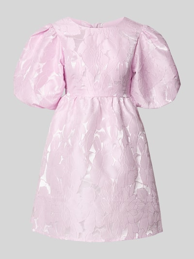 Produktfoto, Cocktailkleid mit Puffärmeln Modell 'NOEALLA' von YAS in zartem Rosa mit floraler A-Linien-Struktur und Rundhalsausschnitt.
