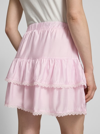 Vrouwenmodel draagt uitlopend damesrok van Vero Moda, Ausgestellter Rock aus Viskose-Mix Modell 'BLISS', all-over bloemenmotief, minilengte, elastische boord, popeline, viscosemix, detailopname rugaanzicht