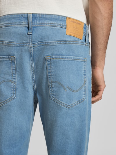 Männermodel trägt lichtblauwe Straight Fit Jeans im 5-pocketmodel Model 'Clark' van JACK & JONES katoenmix, detailaufnahme rugaanzicht, bandwijdte 44 cm, binnenbeenlengte 72 cm