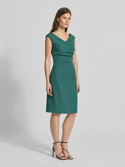 Vrouwenmodel draagt Knielanges Cocktailkleid met Raffungen van Vera Mont, materiaalmix met stretch, recht model, knielengte, V-hals, groene tint, gladde textuur, Ganzkörperansicht van voren.