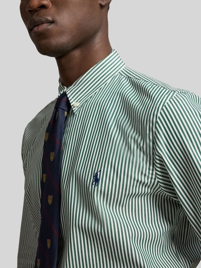 Männermodel trägt Slim Fit Freizeithemd aus Baumwoll-Mix von Polo Ralph Lauren, grün-weiß gestreift, Logo-Stickerei, Nahaufnahme Oberkörper, Herren Freizeithemd von Polo Ralph Lauren