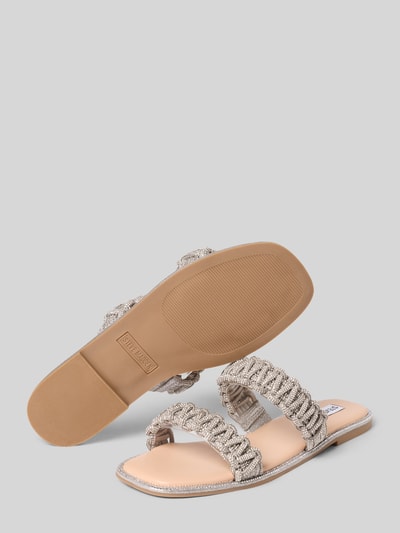 Produktfoto, Slides mit Strasssteinbesatz Modell 'Nyssa' von Steve Madden, beige Sohle, abgerundete Form, strukturierte Textur, Absatzhöhe 1 cm.