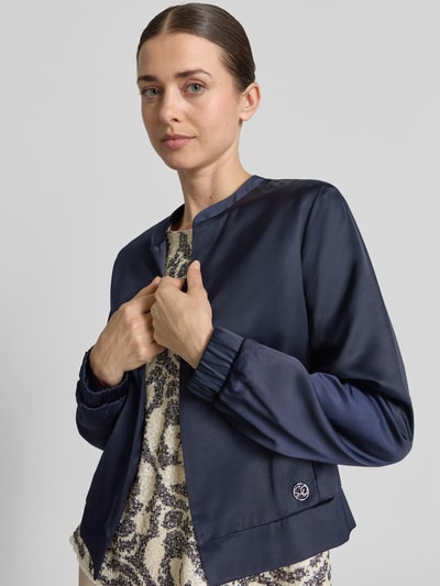 Frauenmodel trägt Slim Fit Blazer aus Viskose-Mix von s.Oliver BLACK LABEL, Optik: Unifarben, College-Kragen, Langarm, Nahaufnahme Oberkörper.