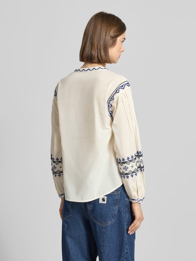 Frauenmodel trägt Cropped Tunika aus reiner Baumwolle Modell 'BERNIS' von Pepe Jeans, Optik: Unifarben, Stickerei in Kontrastfarbe, Regular-Fit, Ballonärmel, schmale Manschette, Detailaufnahme Rücken, Ganzkörperansicht Rückansicht.