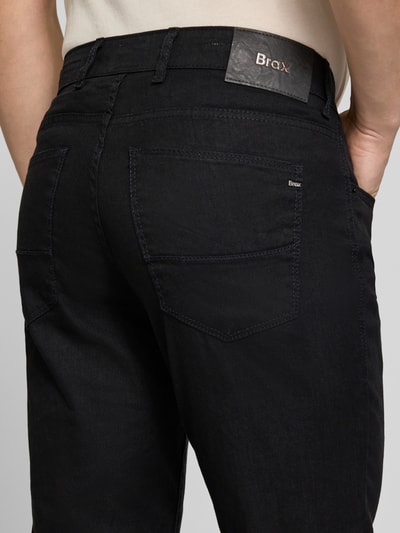 Männermodel trägt Regular Fit Stoffhose aus Baumwoll-Leinen-Mix Modell 'CADIZ' von Brax, unifarben, 5-Pocket, Rückansicht Nahaufnahme.