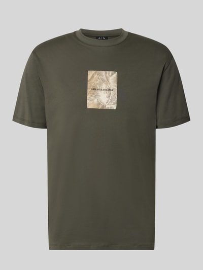 Produktfoto, Regular Fit T-Shirt mit Logo-Patch von ARMANI EXCHANGE in Olivgrün aus reiner Baumwolle, Relaxed-Fit, Rundhalsausschnitt, Rückenlänge 72 cm bei Größe M.