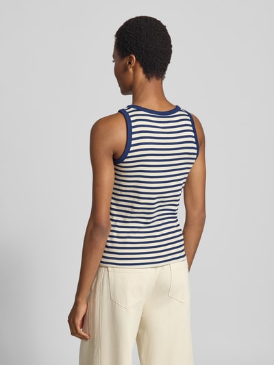 Modelka nosi top Slim Fit Tanktop aus Baumwoll-Mix von s.Oliver RED LABEL, niebiesko-białe paski, kremowe spodnie, całkowity widok z tyłu.