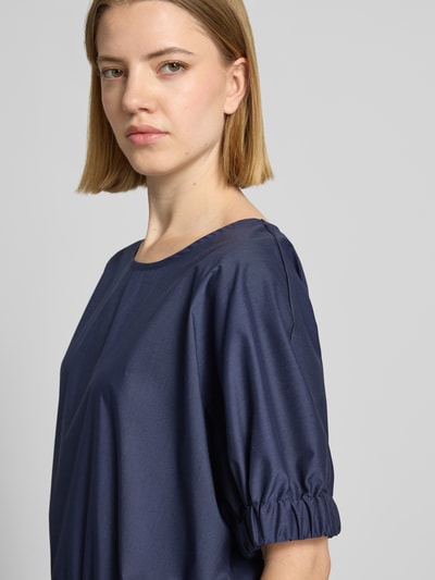 Frauenmodel trägt Blusenshirt mit Rundhalsausschnitt von FREE/QUENT, dunkelblauer Material-Mix, Gerader-Schnitt, 1/2-Arm, Nahaufnahme Oberkörper. Rückenlänge bei Größe S: 52 cm, Ärmellänge: 23 cm.