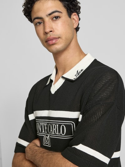 Männermodel trägt Regular Fit Poloshirt aus Baumwoll-Mix Modell 'ACE LIFE' von Only & Sons, Two-Tone-Optik, Struktur, gestreift, Nahaufnahme Oberkörper.