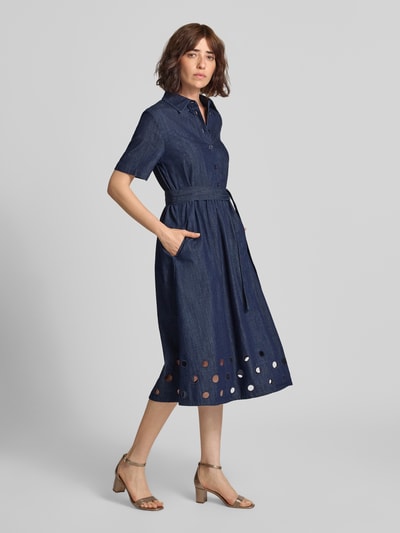 Frauenmodel trägt Hemdblusenkleid in Denim-Optik mit Bindegürtel von MORE, reine Baumwolle, A-Linie, Lochstickerei, Midikleid, Knopfleiste, Hemdblusenkragen; Ganzkörperansicht von vorne.